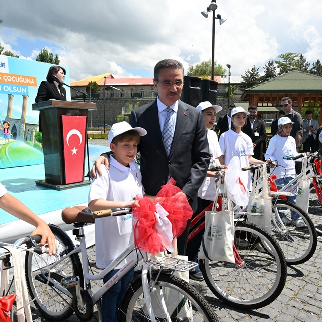 Babalarına sigarayı bıraktırdılar, bisikleti kaptılar