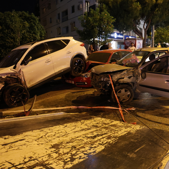 Seyir halindeyken kalp krizi geçirip park halindeki araçlara çarpan sürücü...