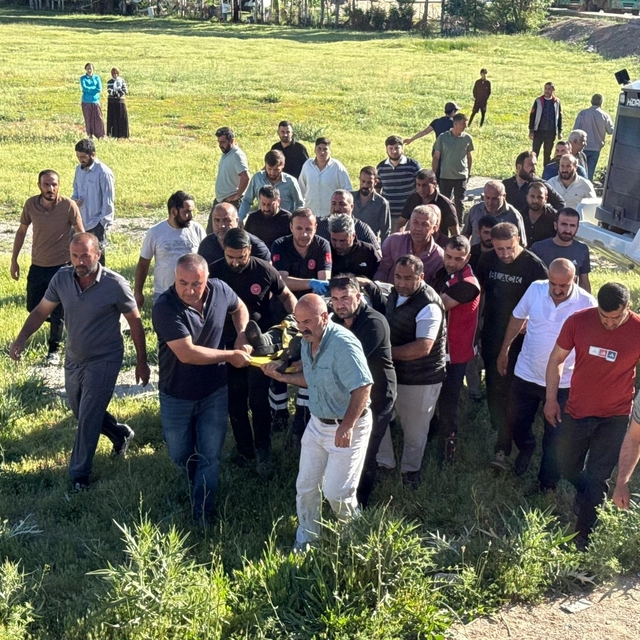 Minibüs ile kamyon çarpıştı: 2 ölü, 3 yaralı