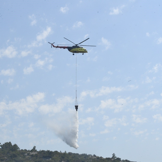 Urla Balıklova'daki orman yangını kontrol altında