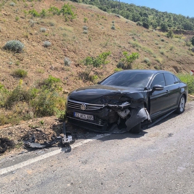 Gercüş'te otomobiller kafa kafaya çarpıştı: 1 yaralı