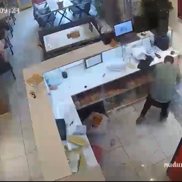 İş yerindeki patlama anı kamerada