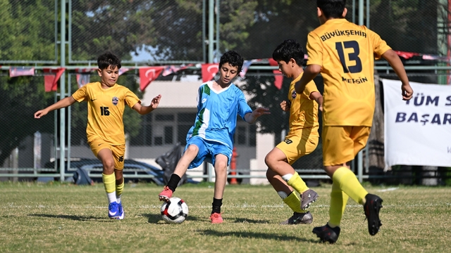 Mersin'de 3 binden fazla çocuk futbol şöleninde buluştu