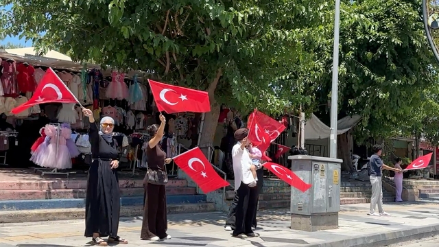 Tarsus'ta milli heyecan caddelere taştı