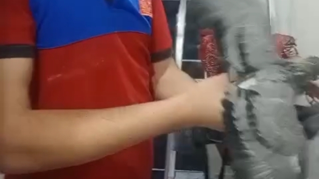 Havalandırma boşluğuna düşen güvercini itfaiye kurtardı