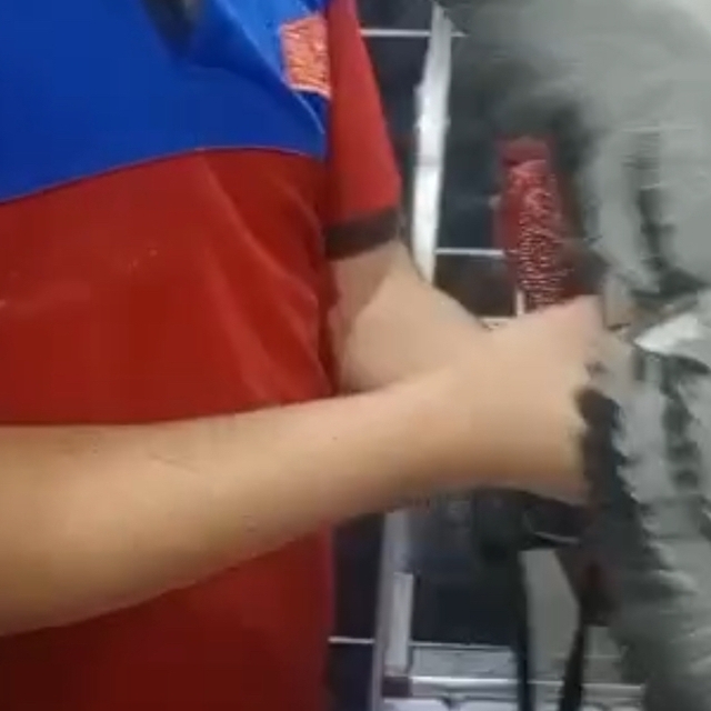 Havalandırma boşluğuna düşen güvercini itfaiye kurtardı