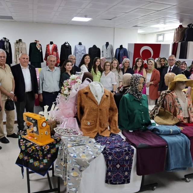 Kütahya'da kursiyerlerin el emeği eserleri sergilendi