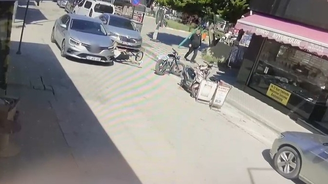 Bisikletiyle aniden yola çıkan çocuğa otomobil çarptı
Kaza anı çevredeki güvenlik kameralarına anbean yansıdı