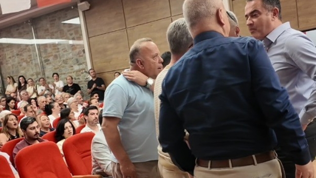 CHP'nin Birlik ve Beraberlik toplantısından ayrılan Başkan Arıcı'dan açıklama
"Yer bulamadığım için değil çocuğum okulda düştüğü için ayrıldım"