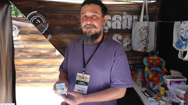 Hobi olarak başladığı bu yolda artık koleksiyonerleri var
Fabrikasyona meydan okuyor: Atık zeytin dalları ve deniz kabukları sanata dönüşüyor
Ölmez Ağaç'tan koleksiyonluk magnetlere uzanan bir sanat yolculuğu
Fabrikasyon seri üretime el emeğiyle mücadele ediyor