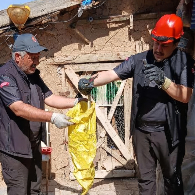 Kırıkkale'de kümese giren yılanı itfaiye çıkardı