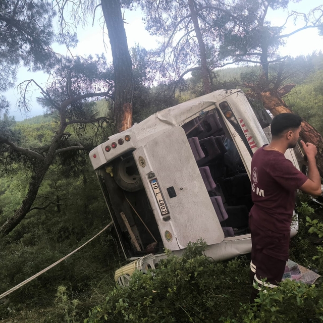 İzmir'de tarım işçilerini taşıyan midibüsün devrildiği kazada 22 kişi yaral...