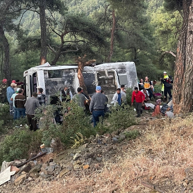 İzmir'de işçi servisi şarampole devrildi: 22 yaralı