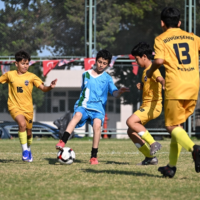 Mersin'de 3 binden fazla çocuk futbol şöleninde buluştu