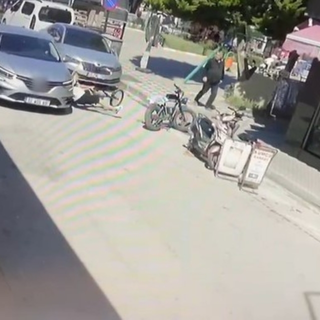 Bisikletiyle aniden yola çıkan çocuğa otomobil çarptı
Kaza anı çevredeki gü...