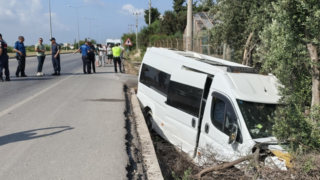 Yolcu minibüsünde dehşet anları kamerada: Kaçırdığı minibüsle kaza yapıp öldü
Mersin'in Silifke ilçesinde yolcu minibüsünü kaçıran saldırganın etkisiz hale getirilmeye çalışılması ile kaza yapa yapa gitme anları cep telefonu kamerasına saniye saniye yansıdı