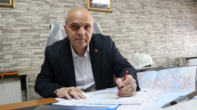 Sabah kafasında baretle inşaatta geziyor, akşam ise eldivenleri takıp ringe çıkıyor