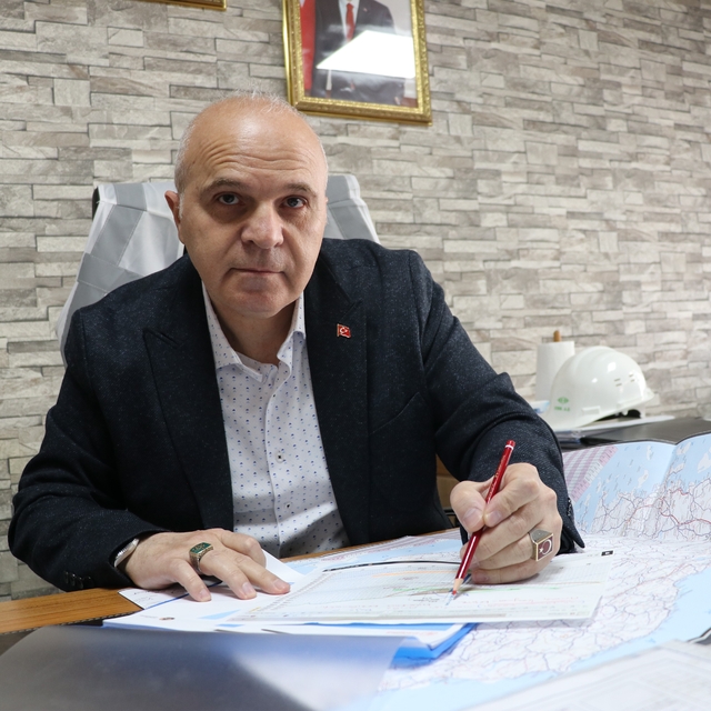 Sabah kafasında baretle inşaatta geziyor, akşam ise eldivenleri takıp ringe...