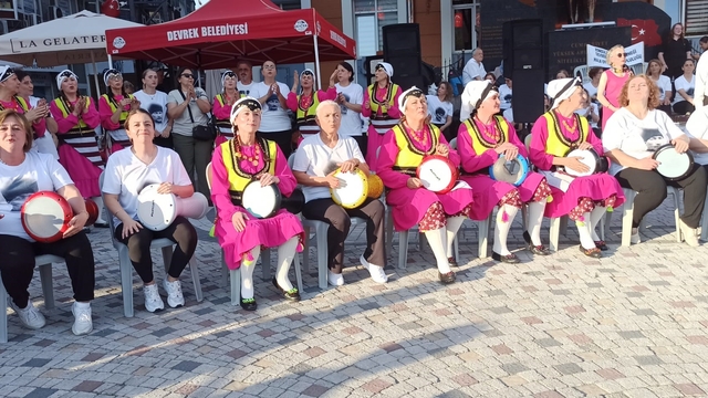 Devrek'te düzenlenen şenlikte vatandaşlar doyasıya eğlenmenin tadını çıkardılar.