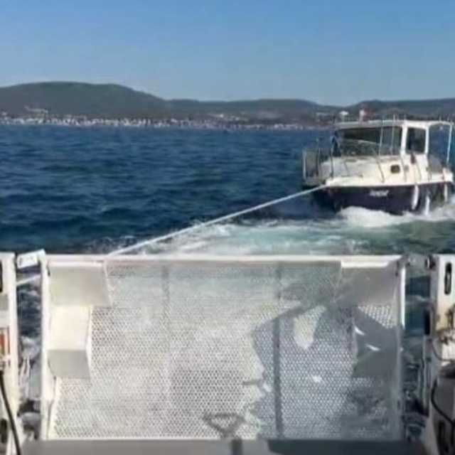 İzmir'de Sahil Güvenlik'ten iki ayrı operasyon: 3 kişi kurtarıldı, 18 göçme...