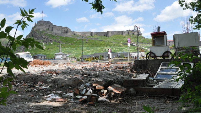 Kars'ta belediyeye ait bahçe, inşaat kalıntılarıyla tarihi bölgeyi olumsuz etkiliyor
