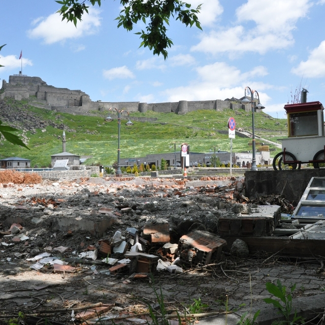 Kars'ta belediyeye ait bahçe, inşaat kalıntılarıyla tarihi bölgeyi olumsuz...