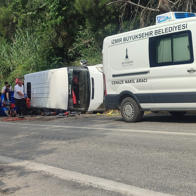 İzmir'de tarım işçilerini taşıyan minibüsün devrilmesi sonucu 1 kişi öldü,...