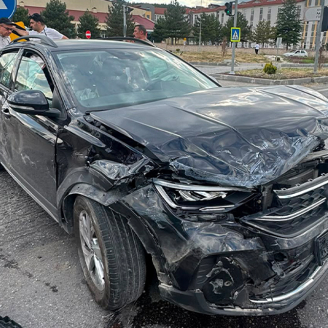 Kütahya'da iki otomobil çarpıştı: 4 yaralı