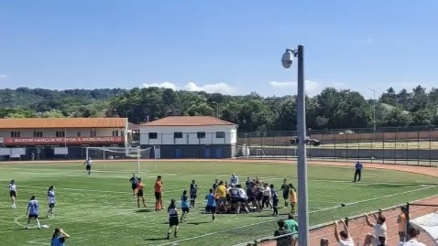 Kadınlar 3'üncü Lig maçında yaşanan kavga kamerada