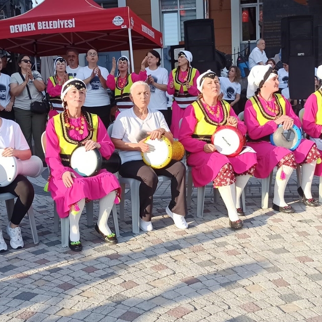 Devrek'te düzenlenen şenlikte vatandaşlar doyasıya eğlenmenin tadını çıkard...
