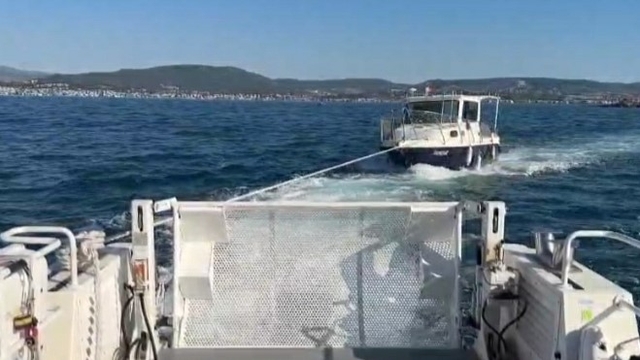 İzmir'de Sahil Güvenlik'ten iki ayrı operasyon: 3 kişi kurtarıldı, 18 göçmen yakalandı