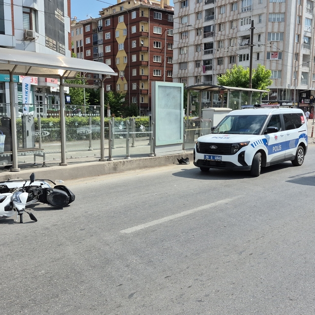 Kırmızı ışık ihlali yapan motosiklet yayaya çarptı: 2 yaralı