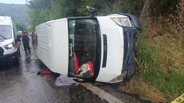 İzmir'de işçi servisi devrildi: 1 ölü, 2'si ağır 10 yaralı