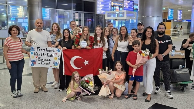 İtalya'da tarih yazan yüzücü Eda'ya İzmir'de coşkulu karşılama