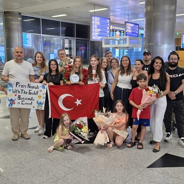 İtalya'da tarih yazan yüzücü Eda'ya İzmir'de coşkulu karşılama