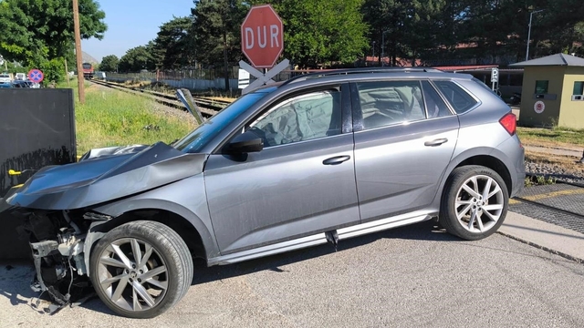 Trenin çarptığı otomobilin sürücüsü yaralandı