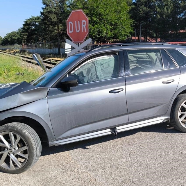 Trenin çarptığı otomobilin sürücüsü yaralandı