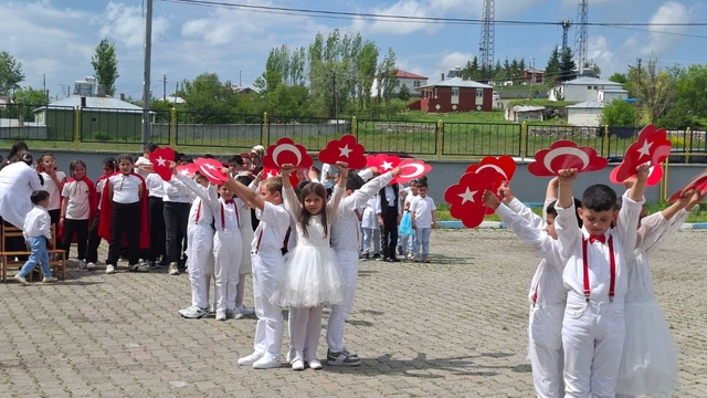 Arpaçay Atatürk İlkokulu'nda yıl sonu şenliği ve mezuniyet coşkusu