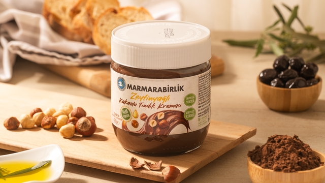 Marmarabirlik'ten kahvaltı sofralarına yeni imza
Marmarabirlik, zeytinyağlı kakaolu fındık kremasıyla kahvaltı kategorisinde yeni bir dönem başlatıyor
72 yıllık üretim tecrübesiyle geliştirilen zeytinyağlı kakaolu fındık kreması raflardaki yerini aldı