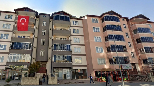 Deprem davasında dikkat çeken gerekçe: 'Saygılı tutum' cezada indirime neden oldu
Davada 4 sanığa hapis cezası verildi, 2 sanık beraat etti, başsavcılık kararı istinafa taşıdı