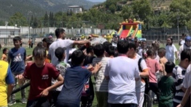 Osmaniye'de itfaiyeden çocuklara serinleten sürpriz
