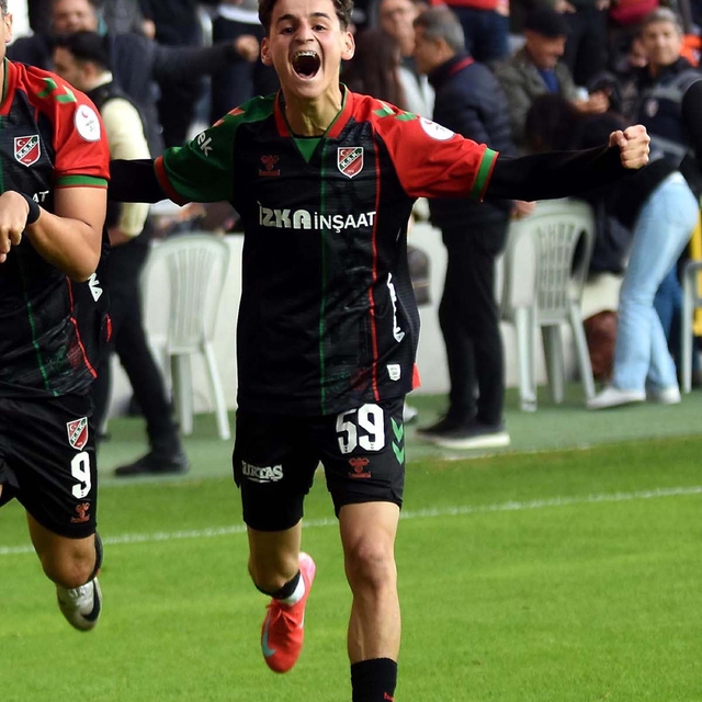 Karşıyaka'da Adem'in bonservisi gecikti