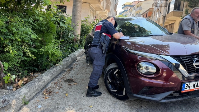 Geri kayan otomobil ağaca çarpı: 3 yaralı
