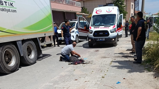 Kamyonun çarptığı yaşlı kadın ağır yaralandı
