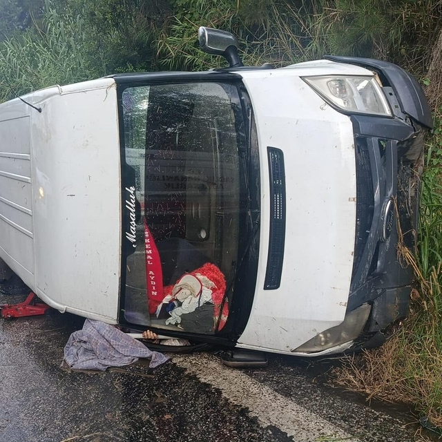İzmir'de işçi servisi devrildi; 1 ölü, 1'i ağır 10 yaralı