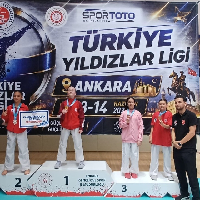 Sivaslı karateciler Ankara'dan madalyalarla döndü