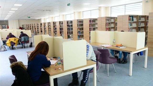 Sivas'ta kütüphanelerin ziyaretçisi azalıyor
Sivas'ta 2023 yılında kütüphanelerden yararlanan kişi sayısı 1 milyon 32 bin 963 kişi iken 2024 yılında 951 bin 961 kişiye, 2025 yılında ise 877 bin 251 kişiye geriledi