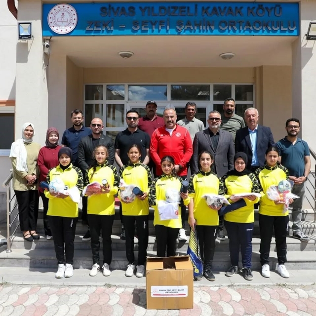 Sivas'ta spor yapan okullara malzeme desteği