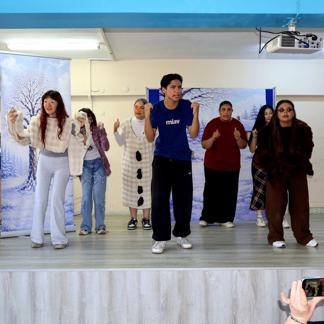 Gezici tiyatro, öğrencileri sanatla buluşturdu