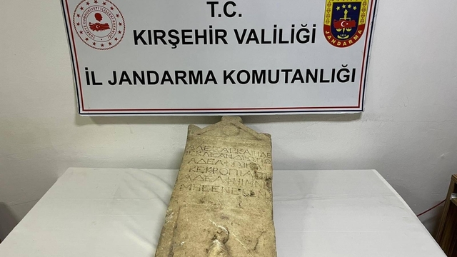 Kırşehir'de Roma dönemine ait mezar taşı ele geçirildi